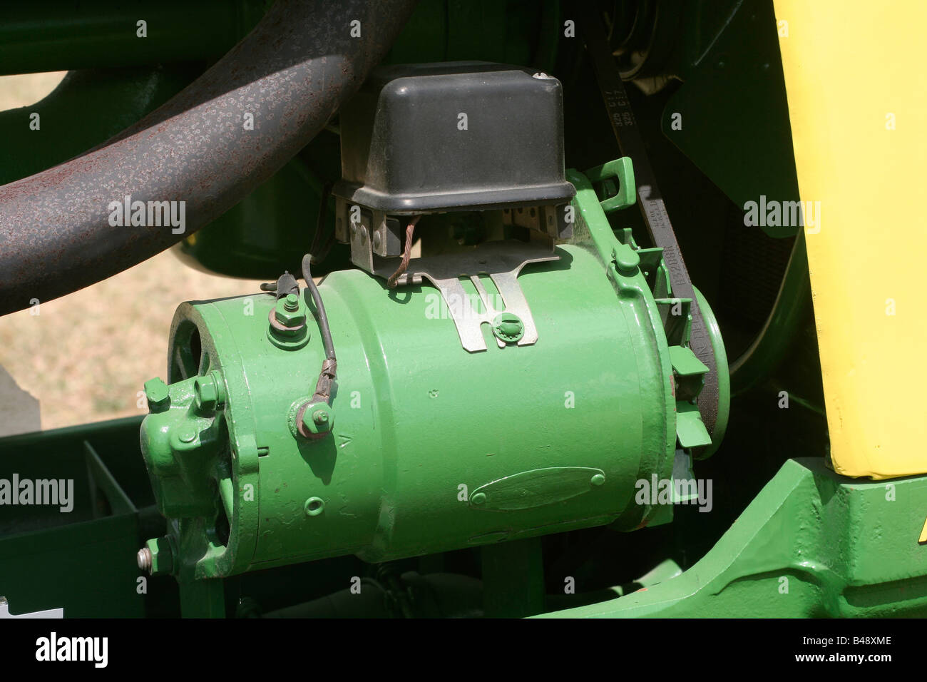 Générateur de courant continu du système de charge sur le moteur du  tracteur de ferme Photo Stock - Alamy