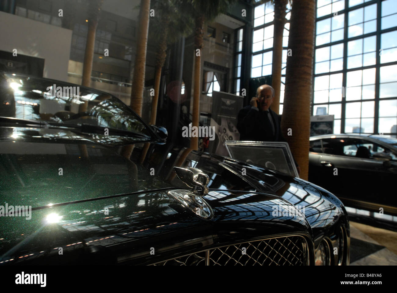 Un client examine une Bentley Azure luxury véhicule sur afficher au World Financial Center New York Motorexpo Banque D'Images