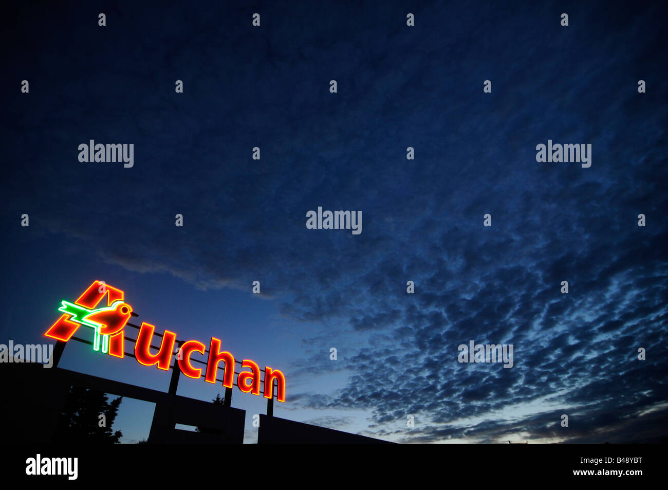 Auchan logo Banque de photographies et d’images à haute résolution - Alamy