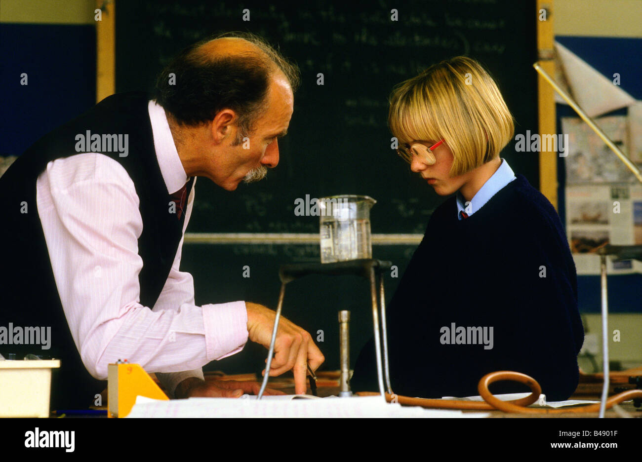 L'école secondaire de Holyrood, Glasgow. Professeur de sciences en discussion avec une fille étudiant dans le laboratoire de sciences. Banque D'Images