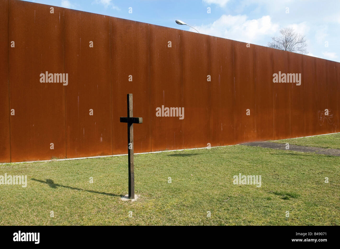 Reste du mur de Berlin avec une croix à côté, Allemagne Banque D'Images