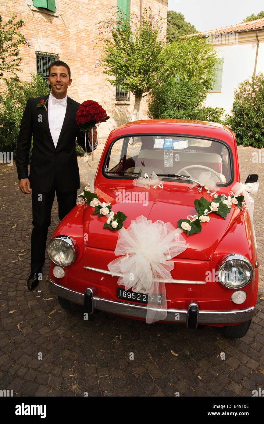 L'homme italien se marier à côté de voiture Fiat 500 d'origine Banque D'Images