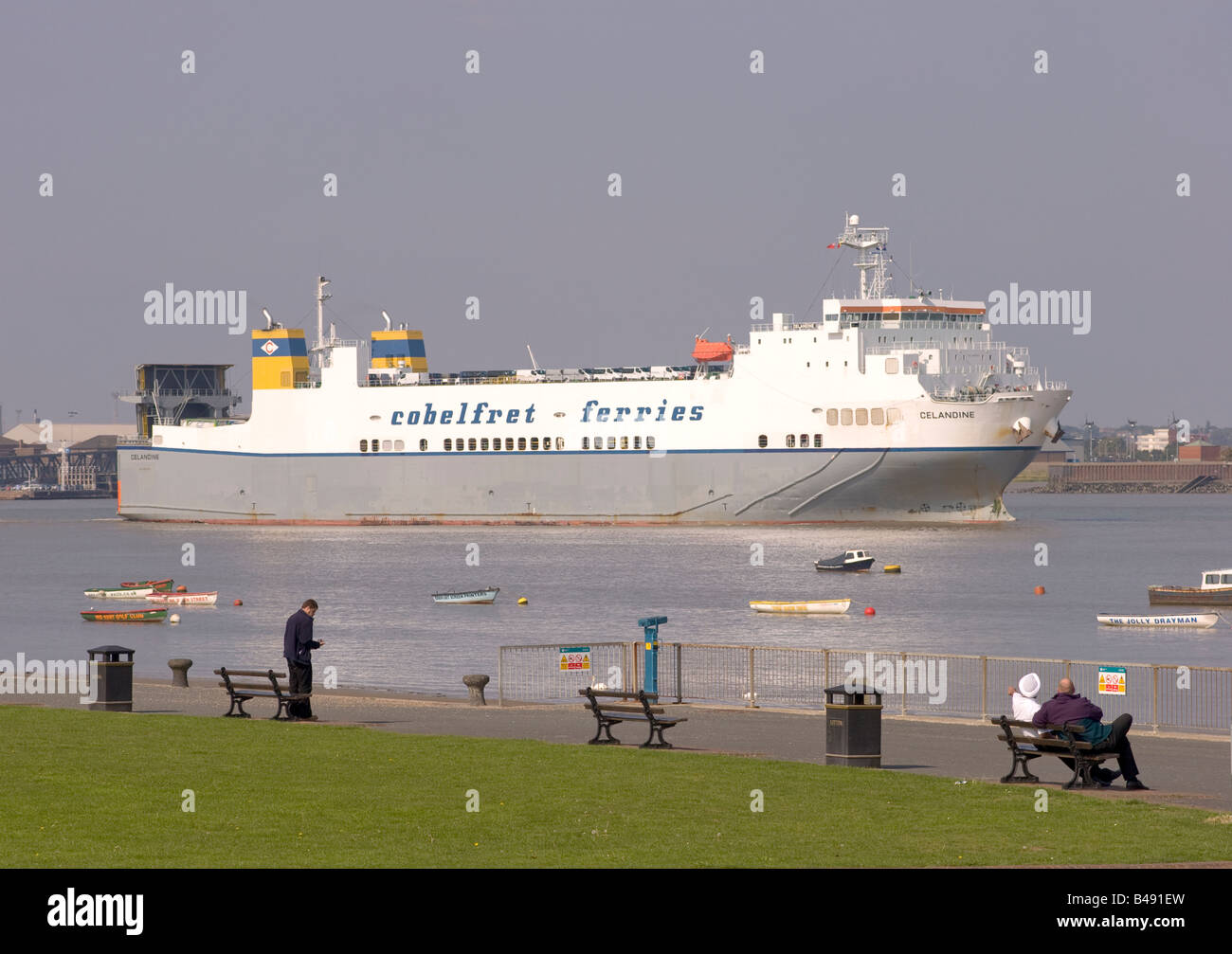 Cobelfret Ferries Celandine ro ro cargo en descendant l'estuaire de la Tamise à Gravesend Banque D'Images