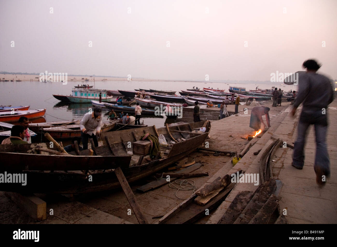 La construction de bateaux au soir, sur les ghats dans la ville de Varanasi, en Inde. Banque D'Images
