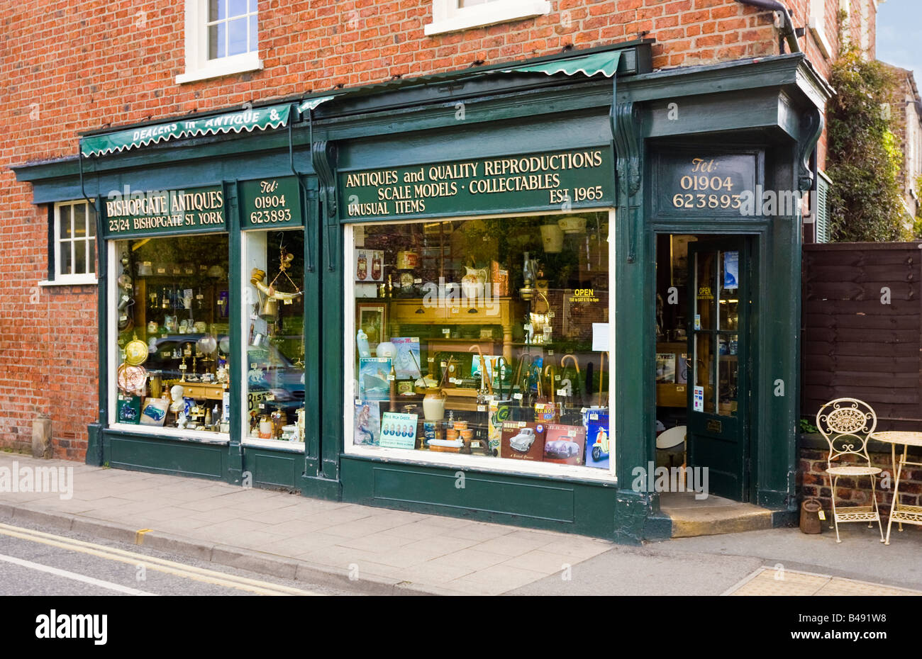 Boutique d'antiquités, à l'avant extérieur, England, UK Banque D'Images