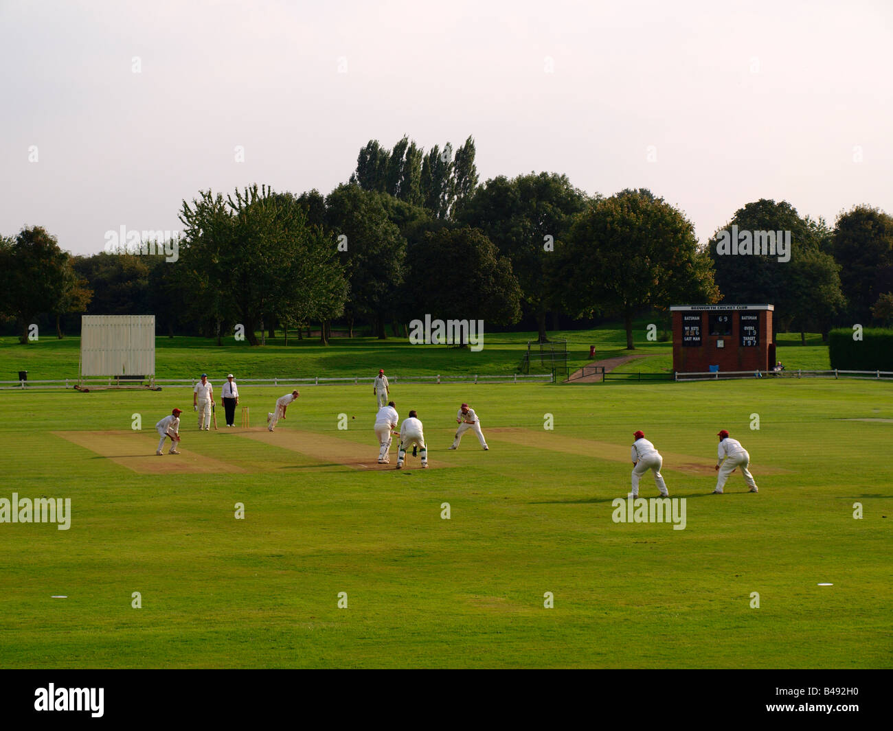 Match de cricket le parc de bien-être mineurs à Bedworth dans les Midlands de l'Angleterre Banque D'Images
