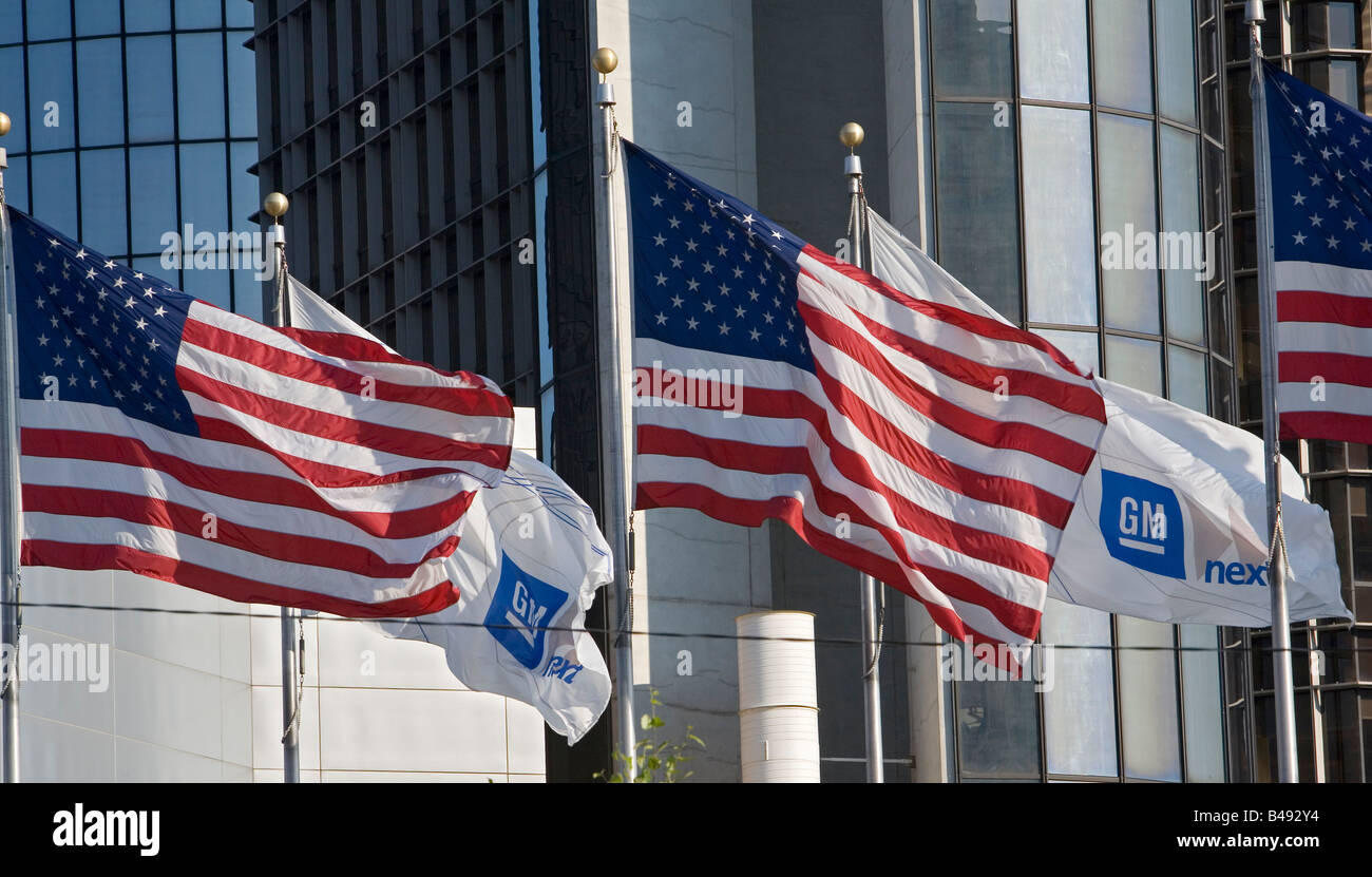 Détroit, Michigan drapeaux des États-Unis et General Motors battant ensemble en dehors de la siège de GM Banque D'Images