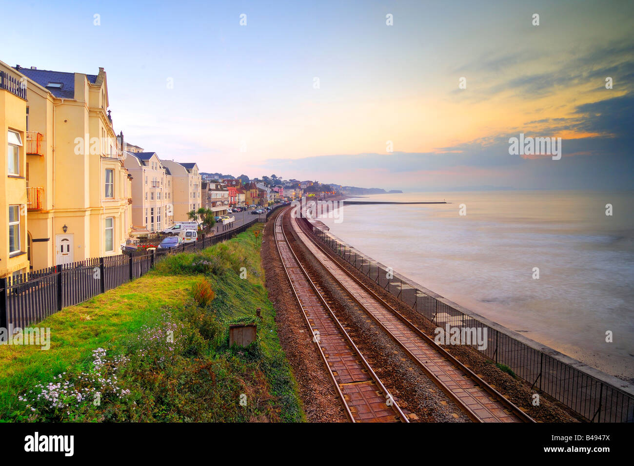 Lever du soleil à partir de la passerelle de fer dans le sud du Devon Dawlish à la recherche de la voie de chemin de fer vers la gare de Dawlish Banque D'Images