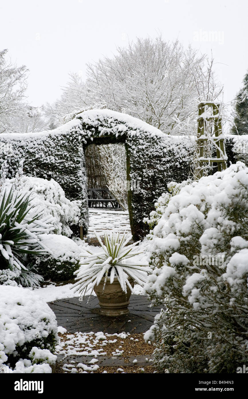 Le jardin couvert de neige Banque D'Images