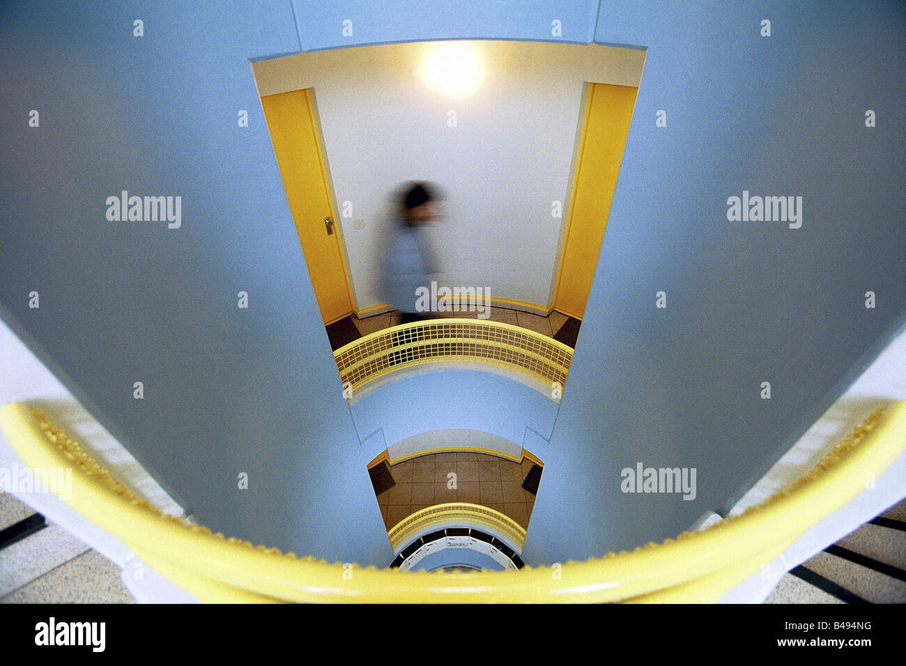 Cage d'escalier d'un immeuble Banque de photographies et d'images à haute  résolution - Alamy