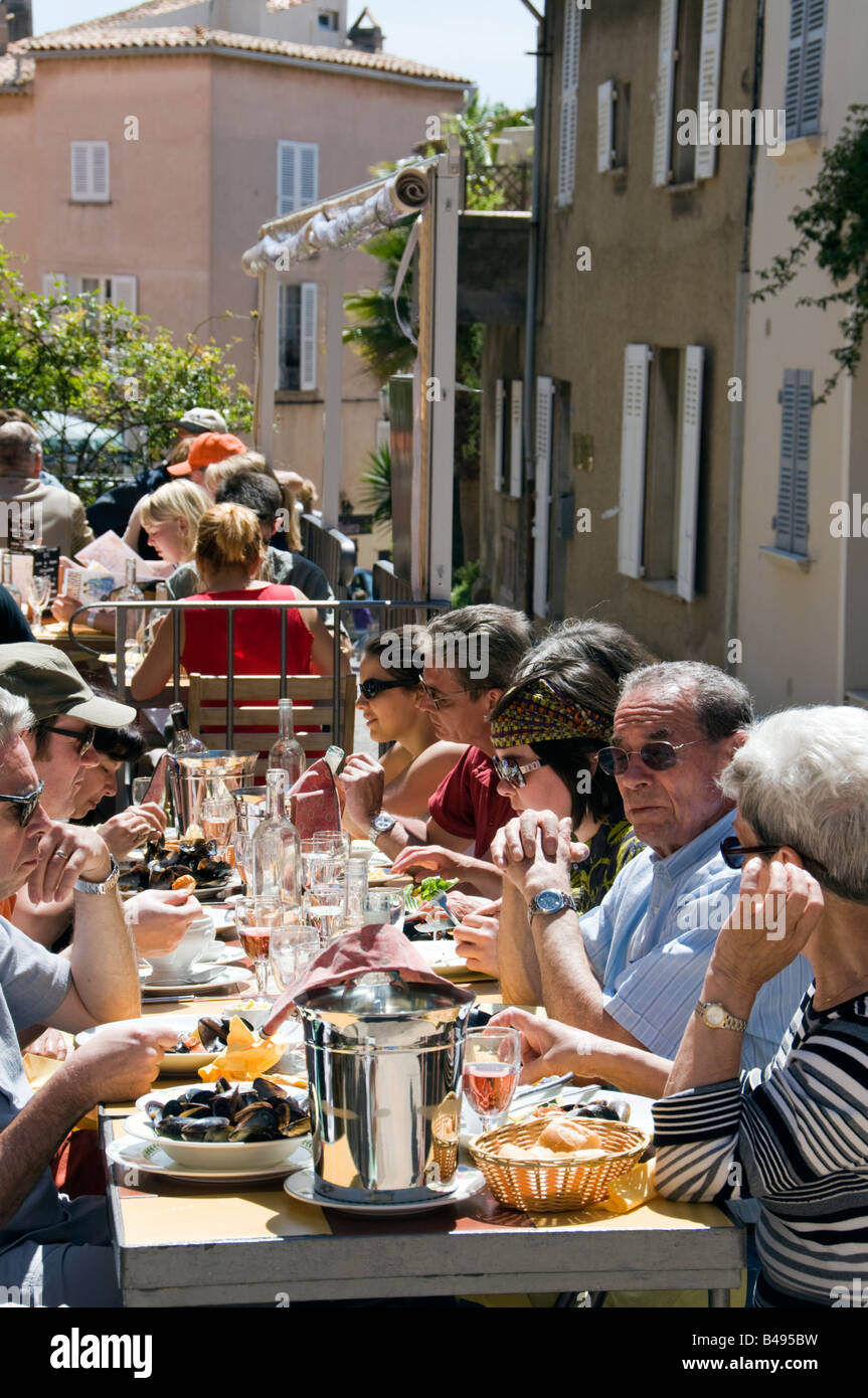 Cafe de la chaussée à St Tropez, France Banque D'Images