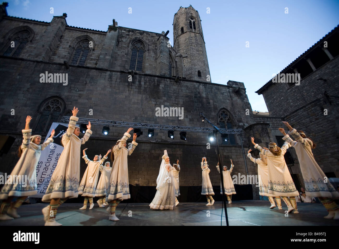 Groupe folklorique de la République russe de Komis effectuant à Plaça del Rei Barcelone Espagne Banque D'Images