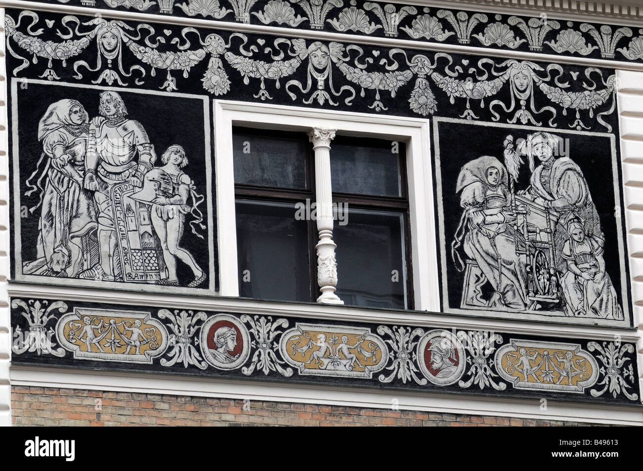 La magnifique façade d'un immeuble à Prague, une ville célèbre pour son mélange d'architecture gothique et baroque, en République Tchèque Banque D'Images