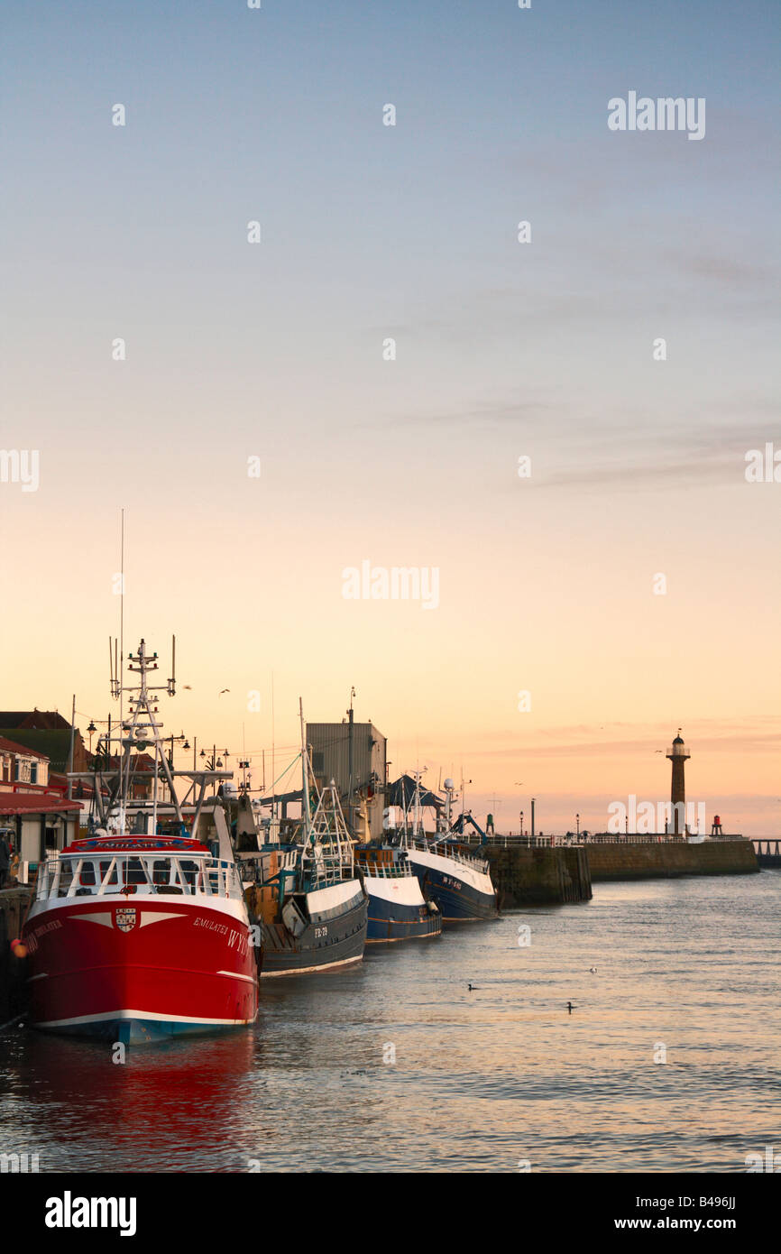La flotte de pêche dans le port de Whitby moured tôt le matin Banque D'Images