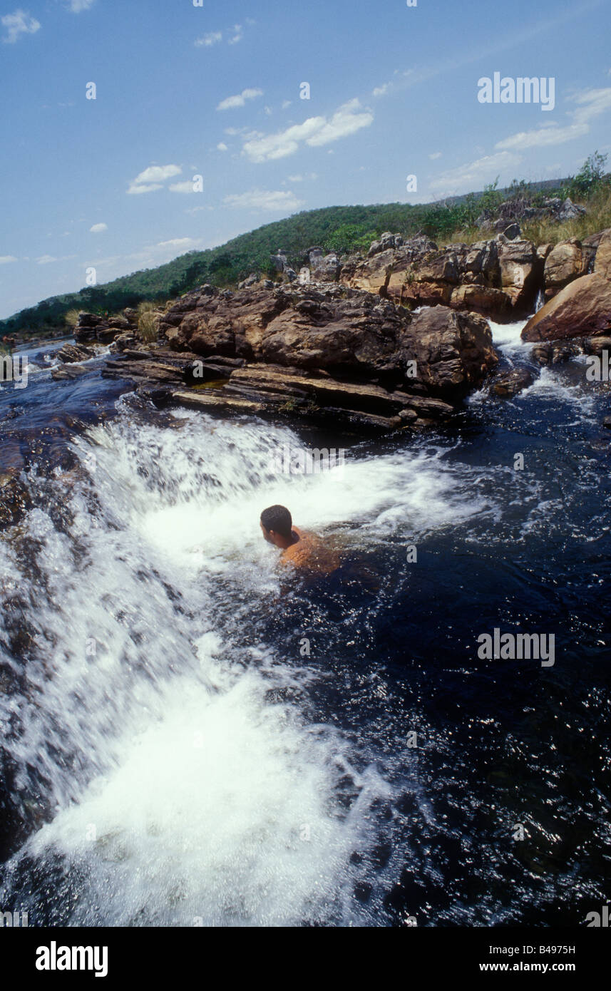 Homme natation sur les eaux rapides de l'alto paraiso, Brésil Banque D'Images