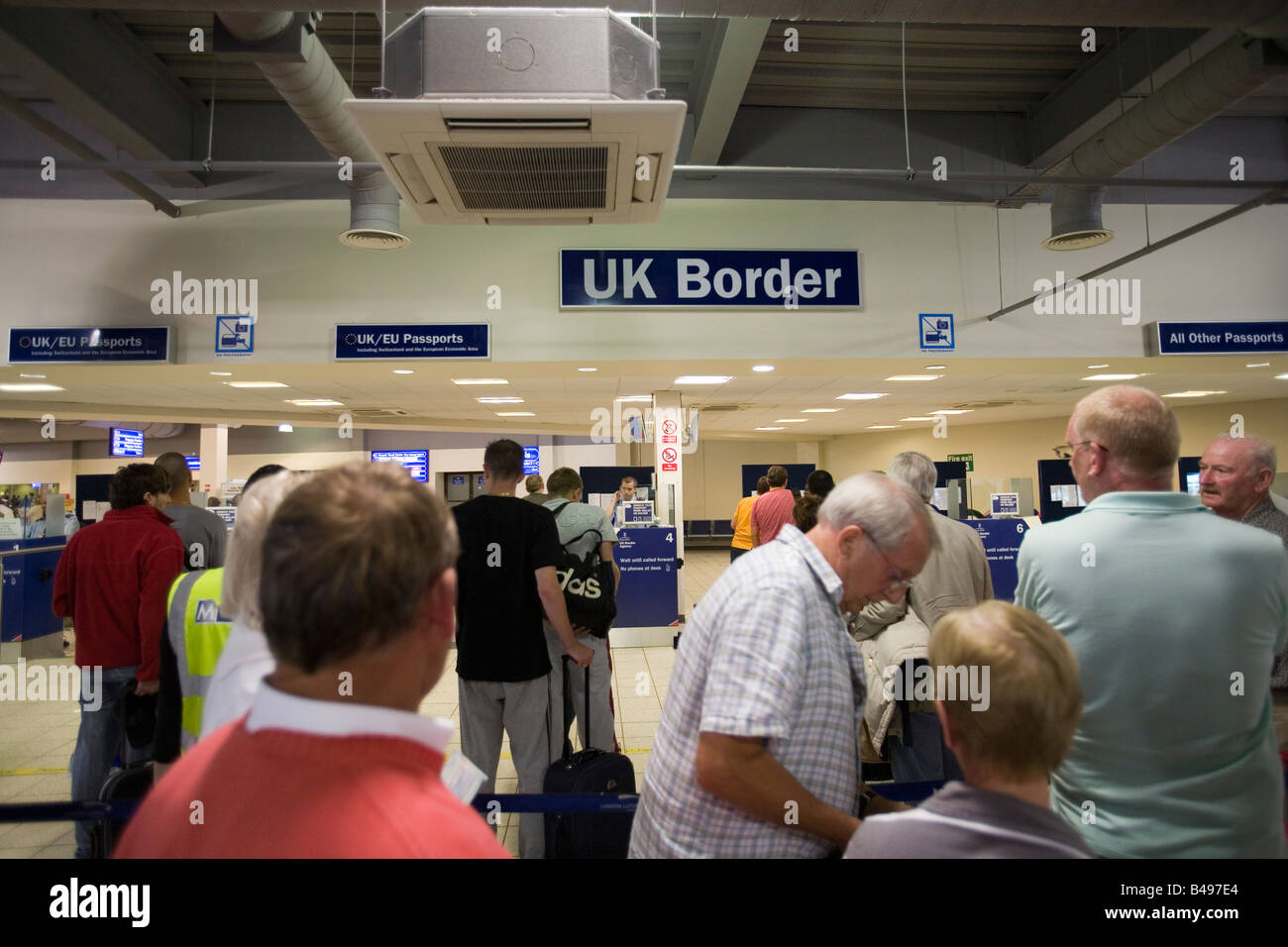 Personnes en attente à l'immigration UK Border, l'aéroport de Luton, Angleterre, Grande-Bretagne, Europe. Banque D'Images
