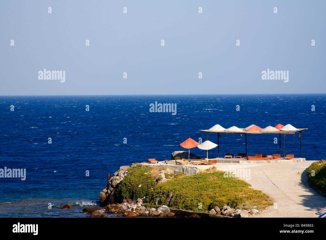 Vue sur la plage. Les auvents et stores pare-soleil près de la Mer Egée. Bodrum, Turquie Banque D'Images