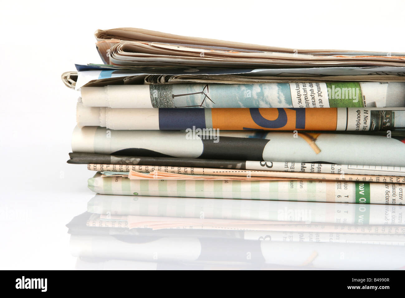 Media concepts pile de journaux avec réflexion isolé sur fond blanc Banque D'Images