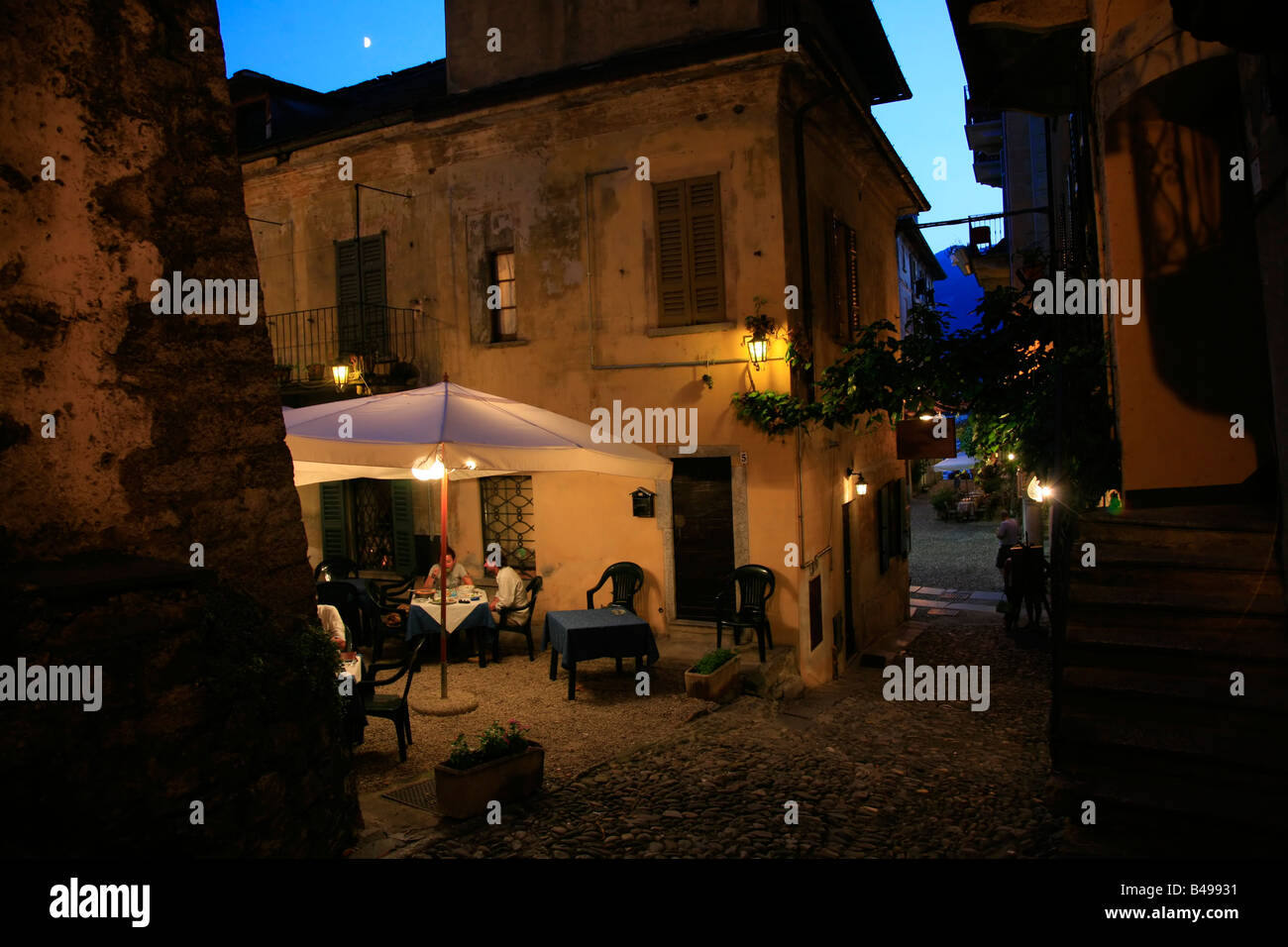 Retour street restaurant de San Giulio Lago d'Orta, lac d'Orta, Piemonte, Italie Banque D'Images