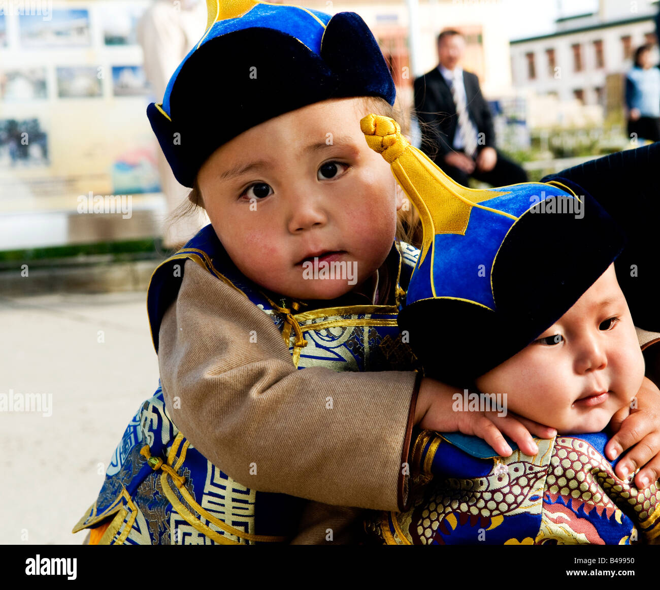 Cérémonie traditionnelle en Mongolie. Mignon enfants mongols habillés en cosutumes traditionnels Banque D'Images