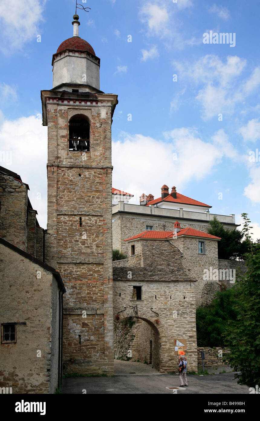 Clocher médiéval dans la région de Langhe Piemonte Italie Vallée d'Intelvi Banque D'Images