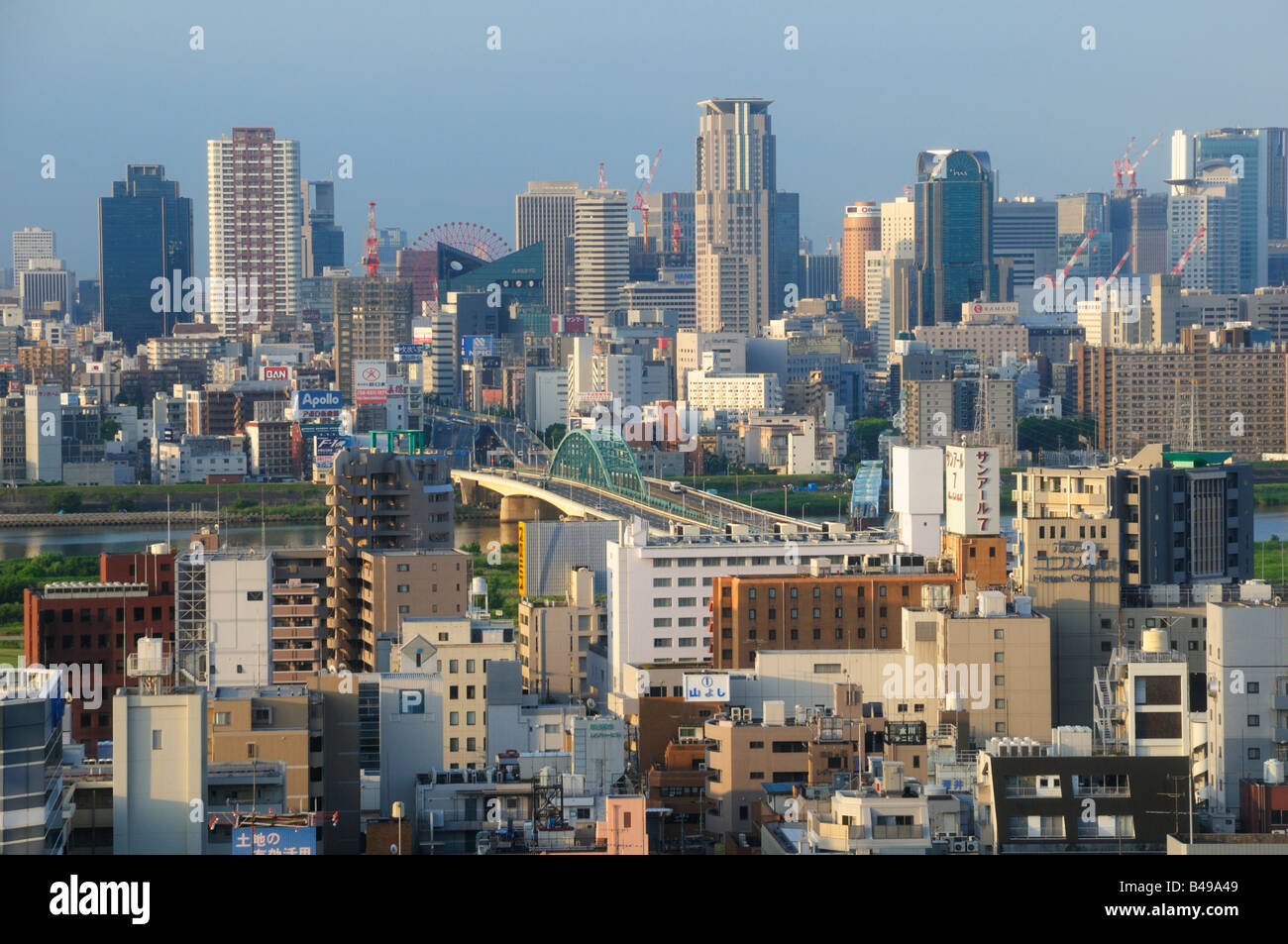 Vue de Shin Osaka sur la Yodogawa River et le centre-ville d'Osaka, JP Banque D'Images