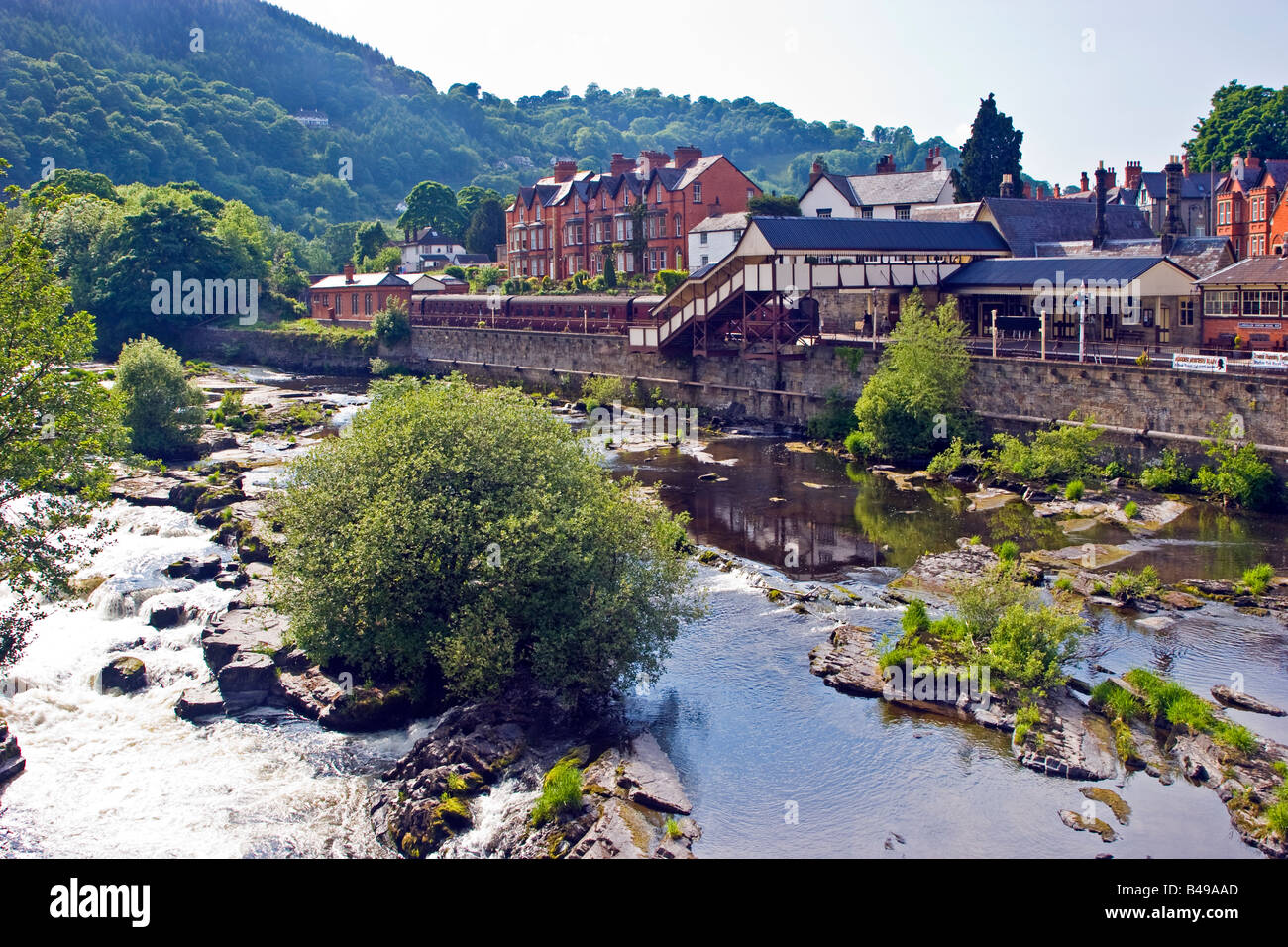 Vue de la rivière Dee et la gare de Llangollen, Llangollen Denbighshire, Nord du Pays de Galles Grande-bretagne UK 2008 Banque D'Images