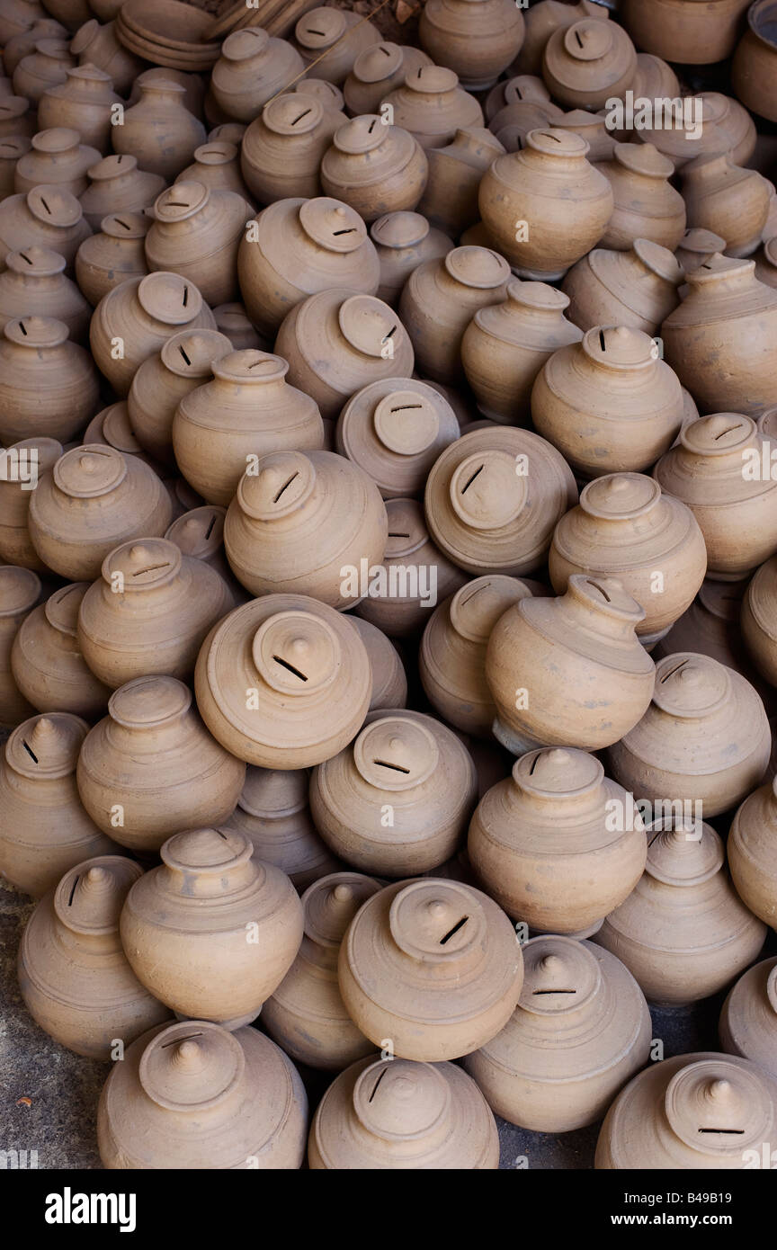 Pile de pots en terre cuite de l'argent indien dans un magasin de potiers chambre. Puttaparthi, Andhra Pradesh, Inde Banque D'Images