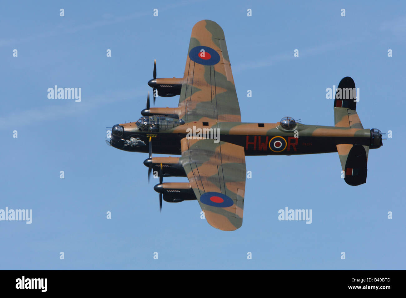 Le survol des bombardiers Avro Lancaster au cours de l'affichage à Goodwood Revival Meeting 2008 BBMF Banque D'Images