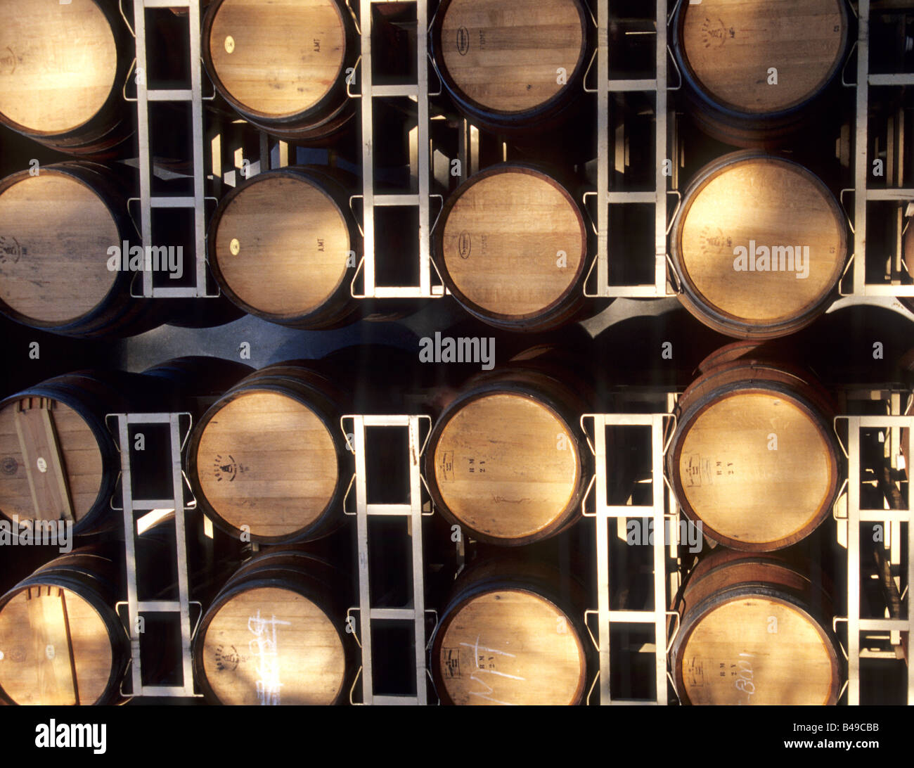 Des tonneaux de vin en chêne empilés dans Napa Valley, Californie Banque D'Images