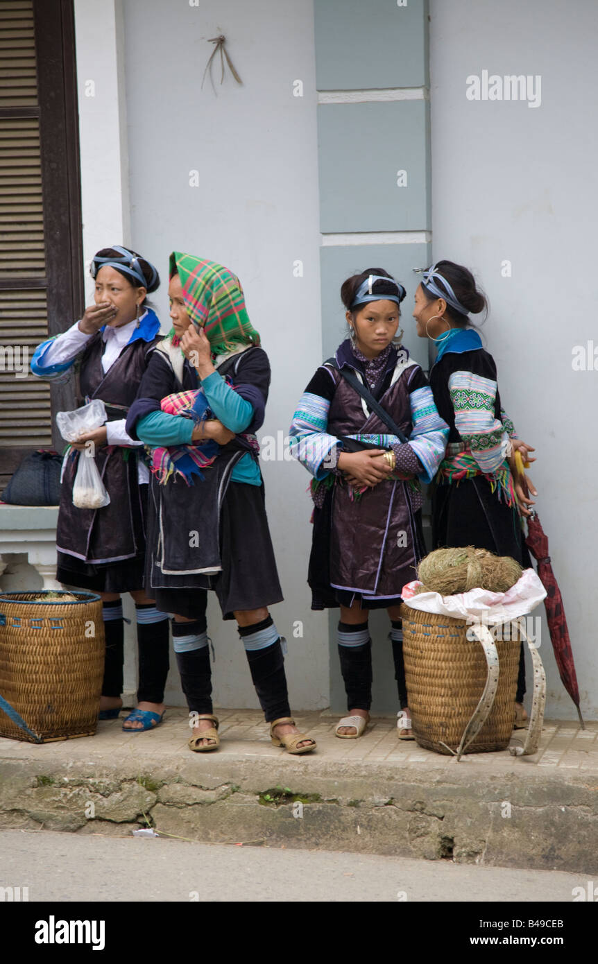 Les femmes Hmong Sapa marché à Banque D'Images