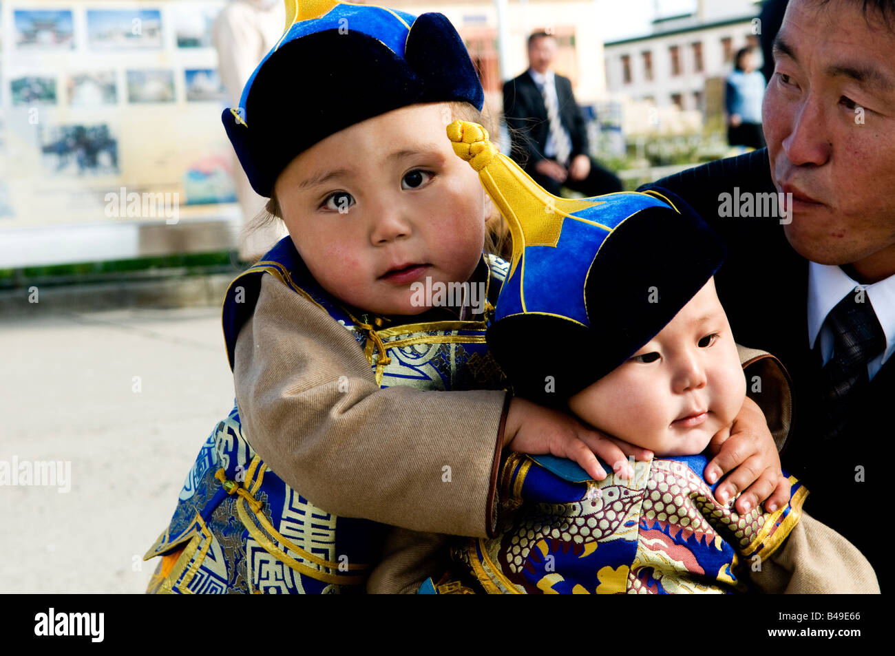 Mignon enfants mongols portant des chapeaux et des costumes traditionnels Banque D'Images