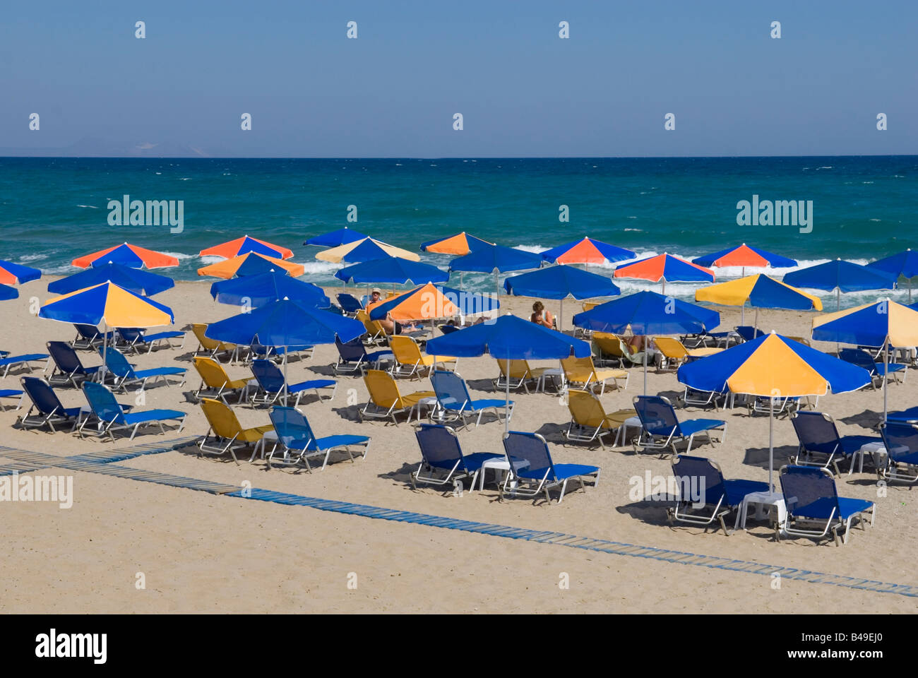 Des chaises longues et des parasols sur la plage de Rethymnon Banque D'Images