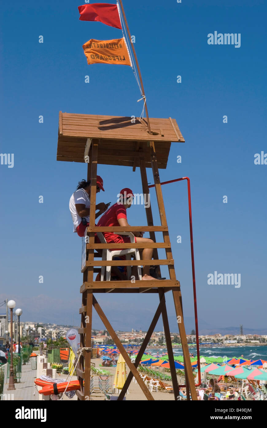 Assurer la surveillance de sauveteurs sur la plage de Rethymnon Crète Banque D'Images