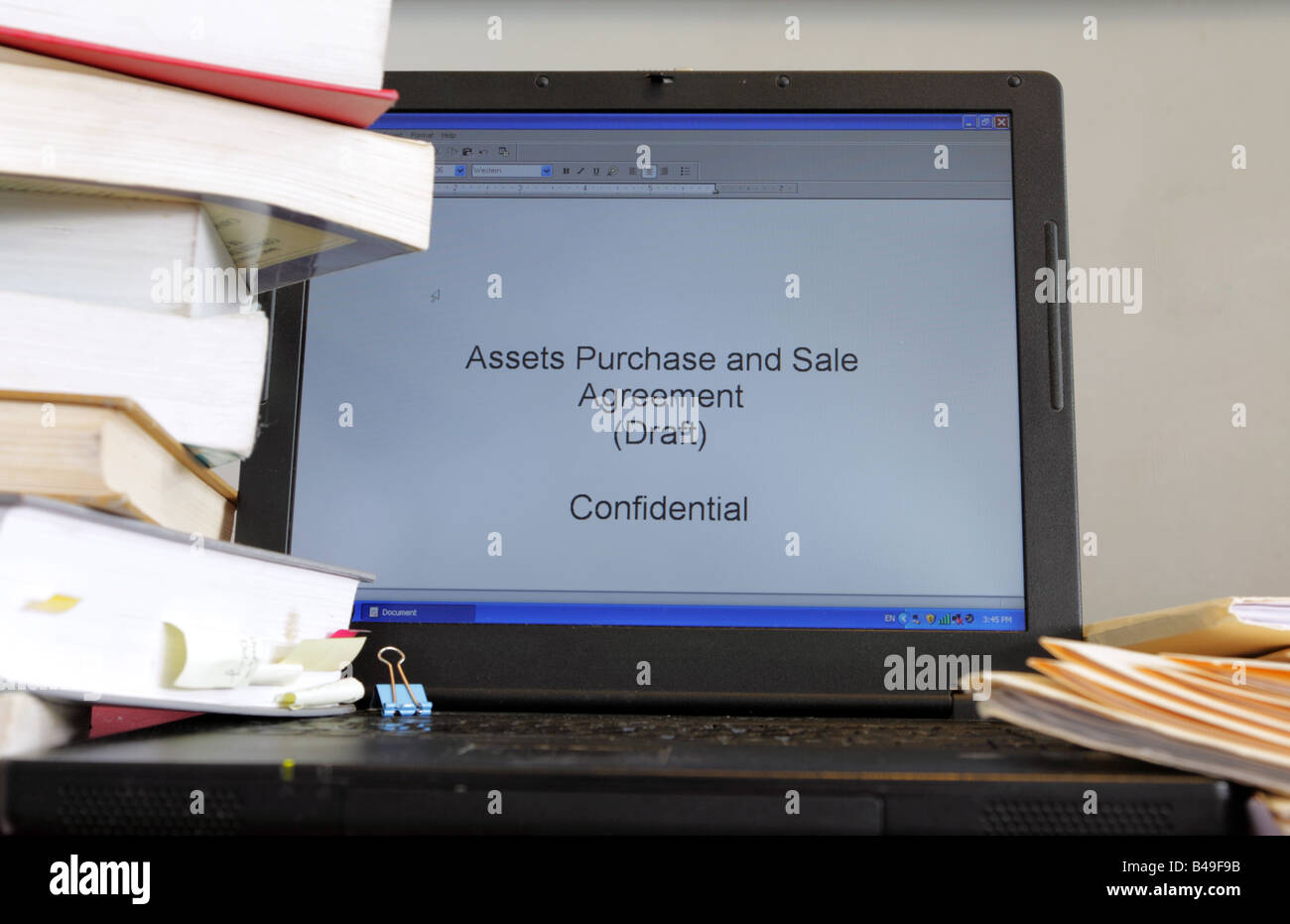 Convention d'achat et de vente des actifs comme des travaux en cours sur l'ordinateur portable de l'avocat d'affaires Banque D'Images