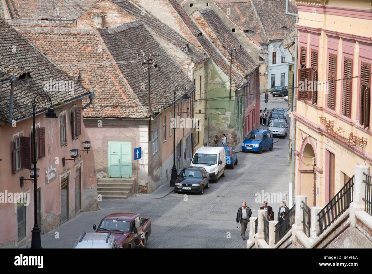 La Transylvanie Sibiu Roumanie Europe Septembre regarder sur une des ruelles bordées de maisons anciennes Banque D'Images