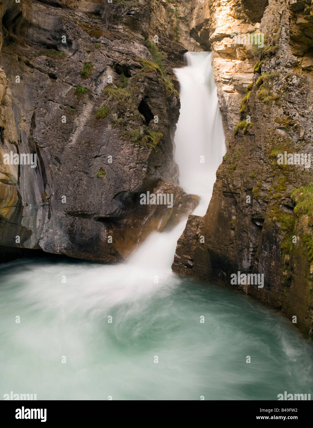 Lower Falls extérieure à Johnston Canyon Creek, Alberta, Canada. Banque D'Images