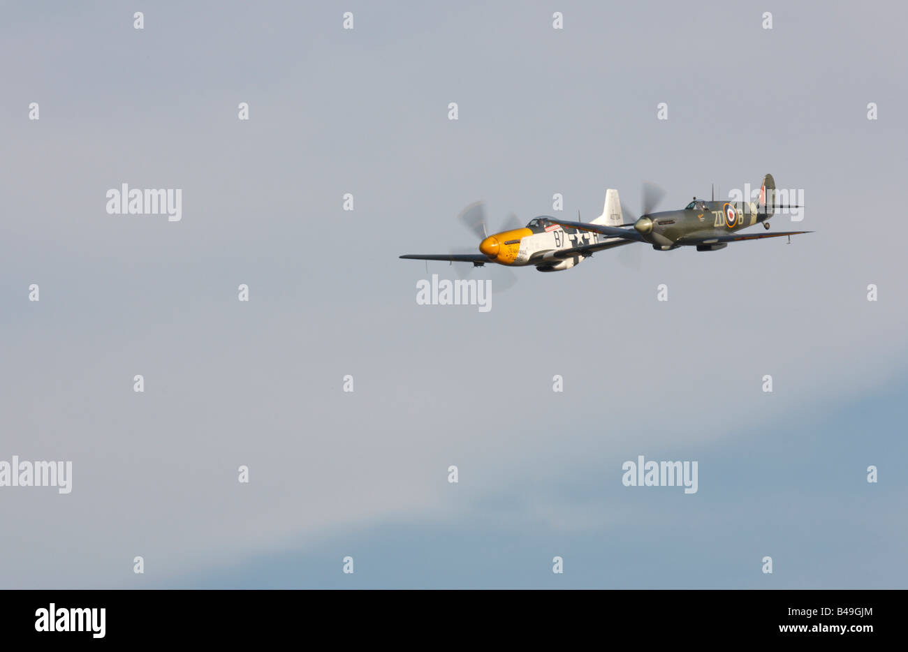 Mustang P-51D et Supermarine Spitfire Mk XI en formation serrée Banque D'Images