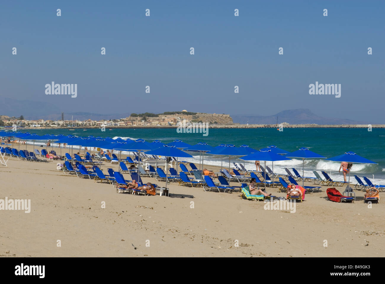 Des chaises longues et des parasols sur la plage de Rethymnon Banque D'Images