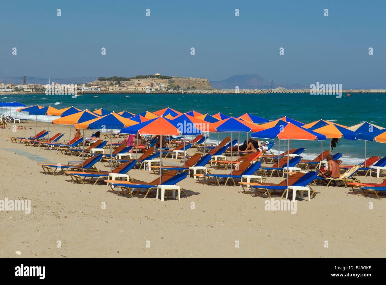 Des chaises longues et des parasols sur la plage de Rethymnon Banque D'Images