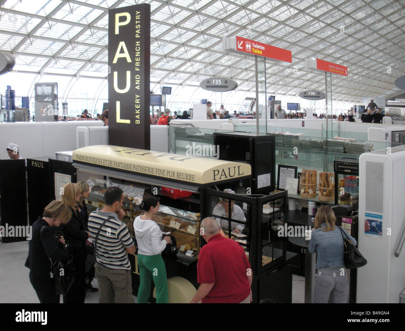 Passagers en ligne à la pâtisserie française/coffee shop à l'aéroport international Charles de Gaulle à Paris, France. Banque D'Images