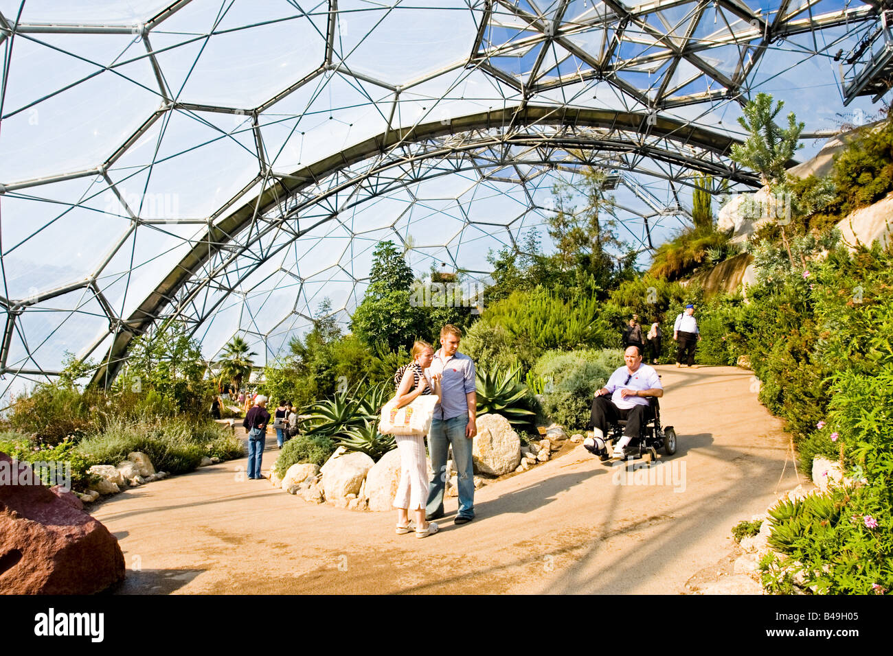 Les visiteurs à l'intérieur du biome méditerranéen Projet Eden Bodelva St Austell Cornwall UK Banque D'Images