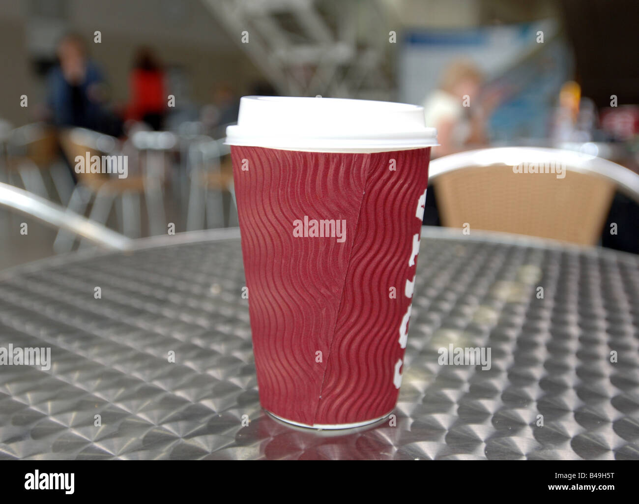 Tasse à café en papier avec couvercle plastique Banque D'Images