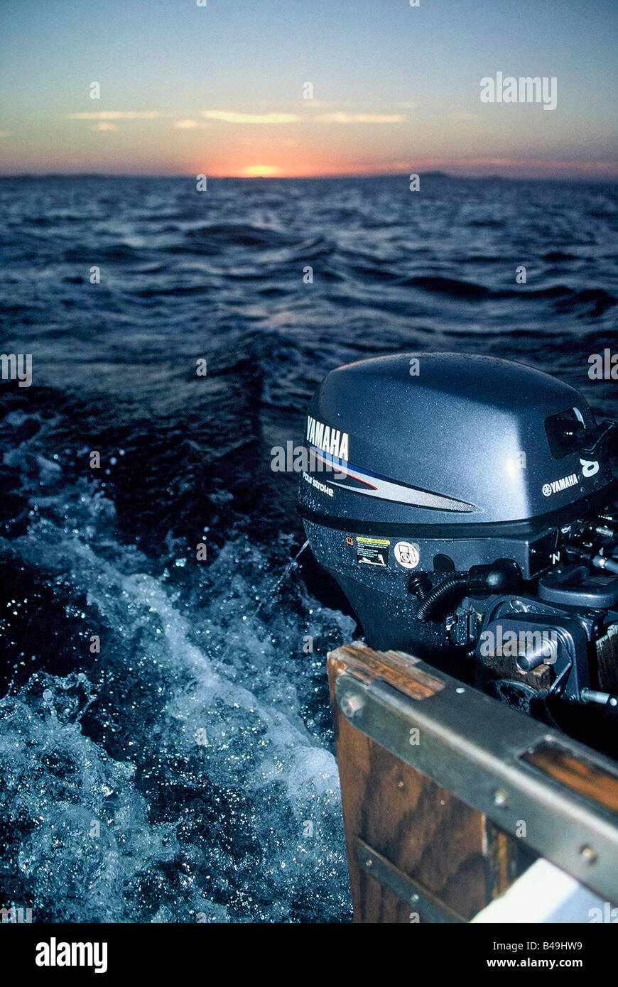 Moteur hors-bord Yamaha 8 hp fonctionnant sur voilier Photo Stock - Alamy