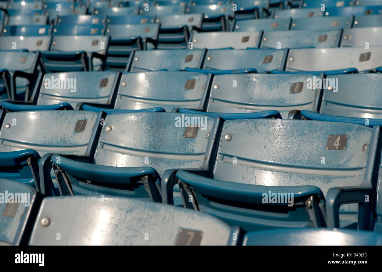 Stade bleu vide ces sièges sont des sièges du Stade des Yankees et ont été photographiés sur le dernier mois de leur utilisation en septembre 2008. Banque D'Images