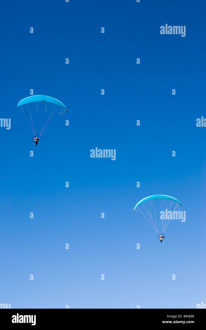 Un vol en parapente contre un ciel bleu clair Banque D'Images