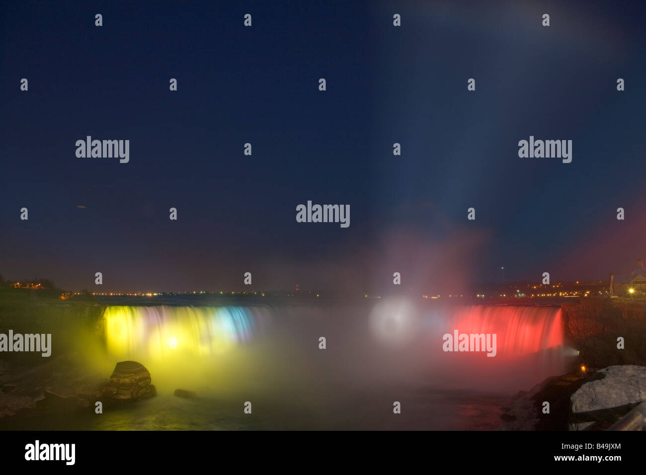 Horseshoe Falls, le long de la rivière Niagara à la tombée de la nuit au cours de l'éclairage, les chutes Niagara Falls, Ontario, Canada. Banque D'Images