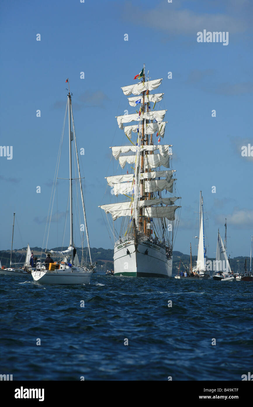 Le trois mâts barque Cuauhtemoc course des grands voiliers 2008 Angleterre Cornwall Falmouth off Banque D'Images
