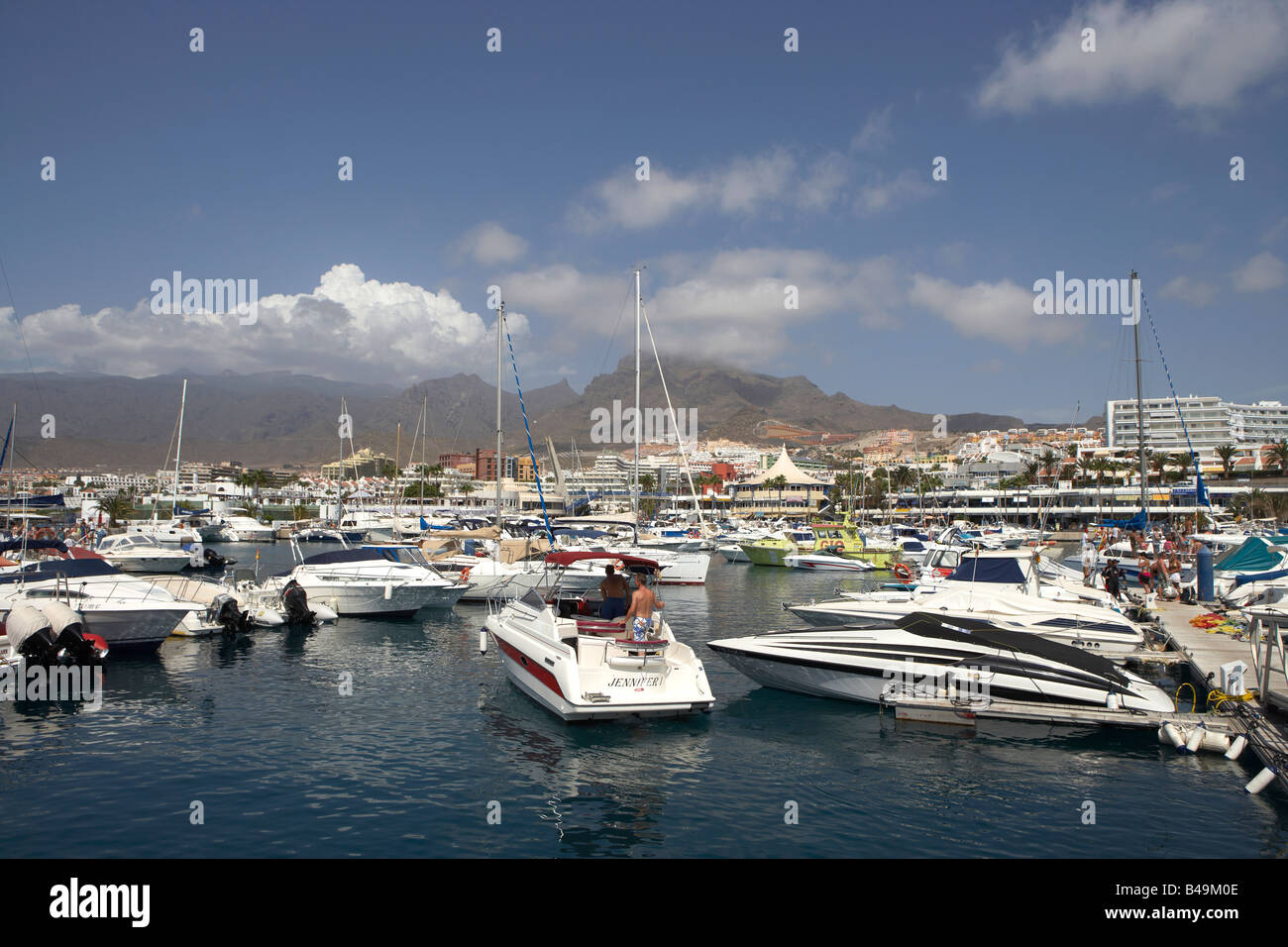 Bateaux et yachts dans le port Banque D'Images