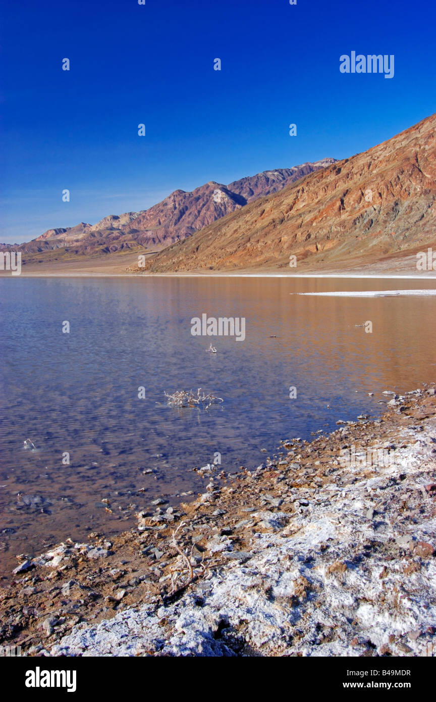 Pan au sel inondée sous l'Amargosa Range Badwater Death Valley National Park Californie Banque D'Images